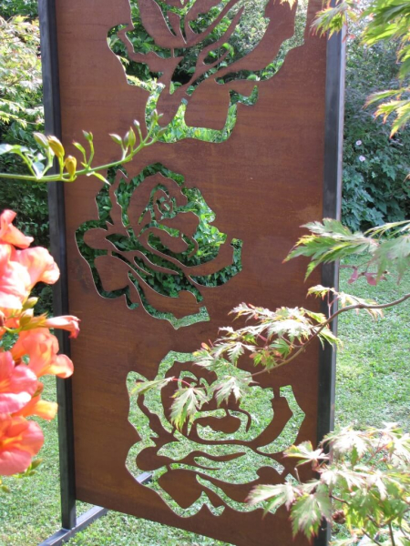 Edelrost Sichtschutzwand Rosenblüten