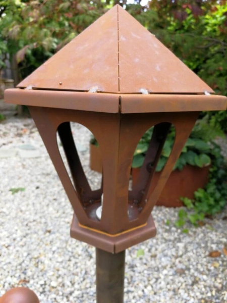 Edelrost Skelett Max mit Laterne inkl. Lampenfassung