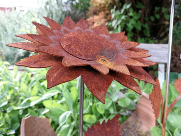Edelrost Sonnenblume auf Steinsockel