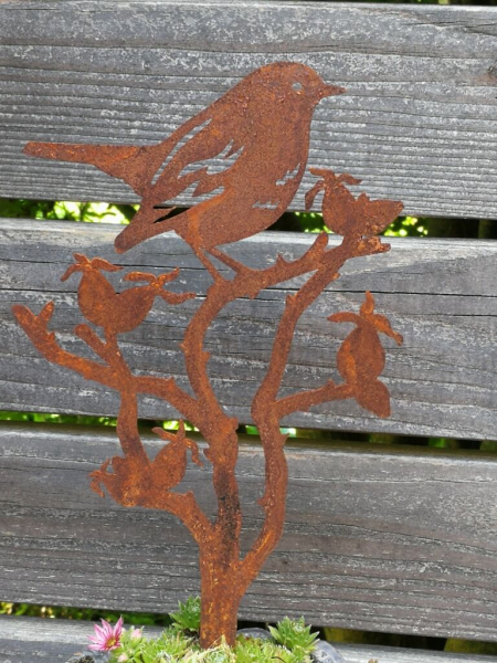 Edelrost Gartenstecker Spatz auf Hagebuttenast