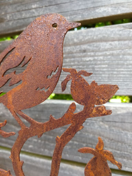 Edelrost Gartenstecker Spatz auf Hagebuttenast