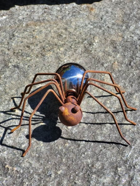Edelrost Spinne Rudi mit Edelstahlkugel