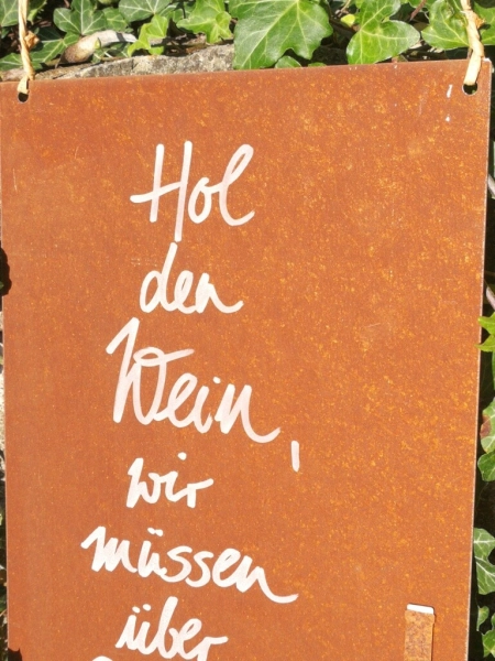 Edelrost Schild mit Weinflasche Hol den Wein, Gefühle