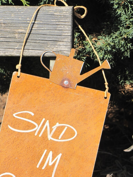 Edelrost Schild mit Gießkanne Sind im Garten