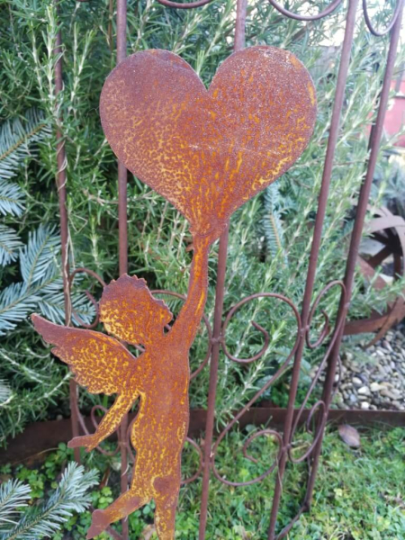 Edelrost Gartenstecker Putte mit Herz