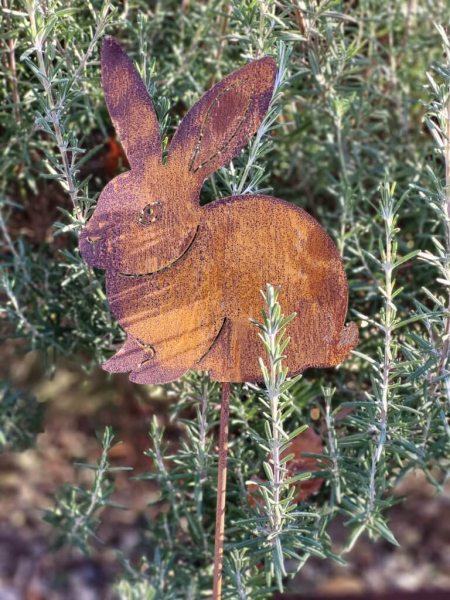 Edelrost Gartenstecker Hase Finn, sitzend