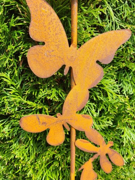 Edelrost Gartenstecker Schmetterlingsband, mit Glaskugel