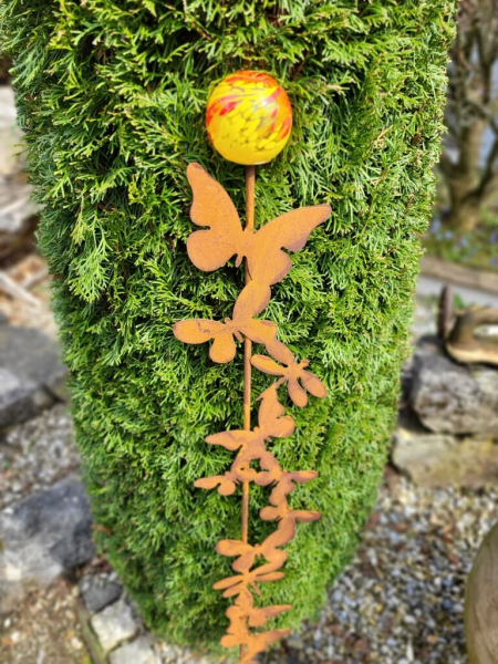 Edelrost Gartenstecker Schmetterlingsband, mit Glaskugel