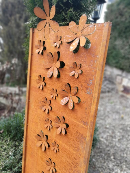 Edelrost Gartenstele Blütenmuster