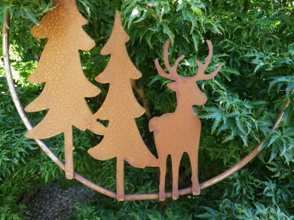 Edelrost Hirsch mit Tannen im Ring