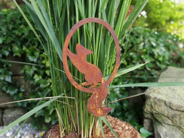 Edelrost Topfstecker Eichhörnchen laufend