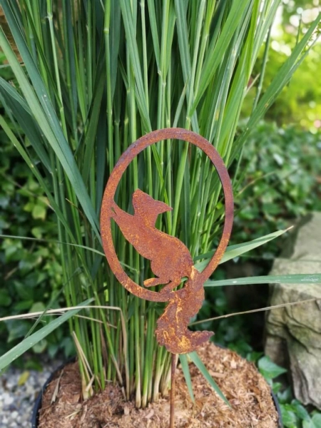 Edelrost Topfstecker Eichhörnchen laufend