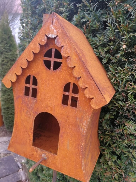 Edelrost Vogelhaus auf Stab