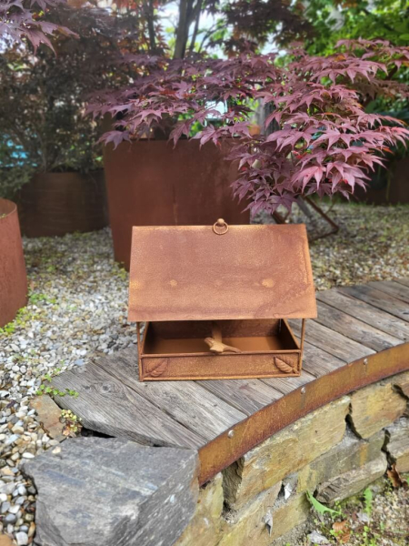 Edelrost Vogelhaus massiv, mit Vogel, zum Hängen