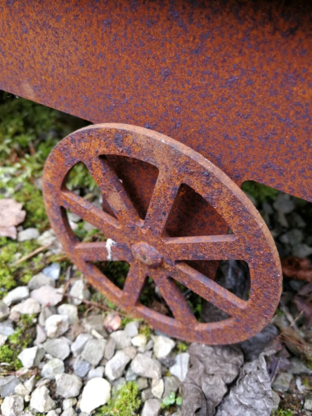 Edelrost Lokomotive mit Wagen