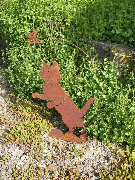 Edelrost stehender Hund mit Schmetterling
