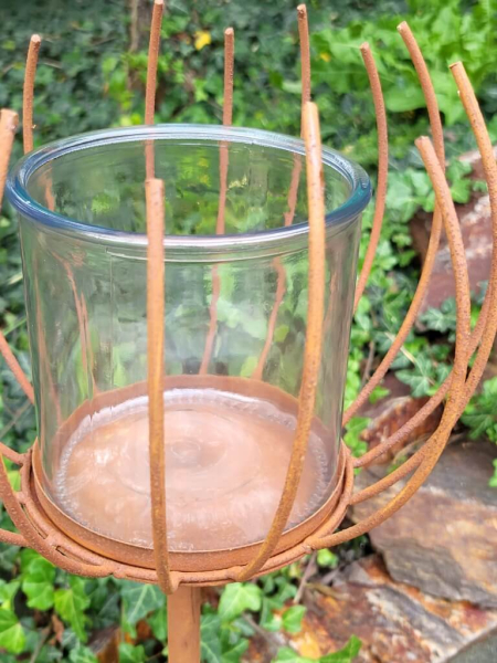 Edelrost Windlicht mit Drahtstäben auf Fuss