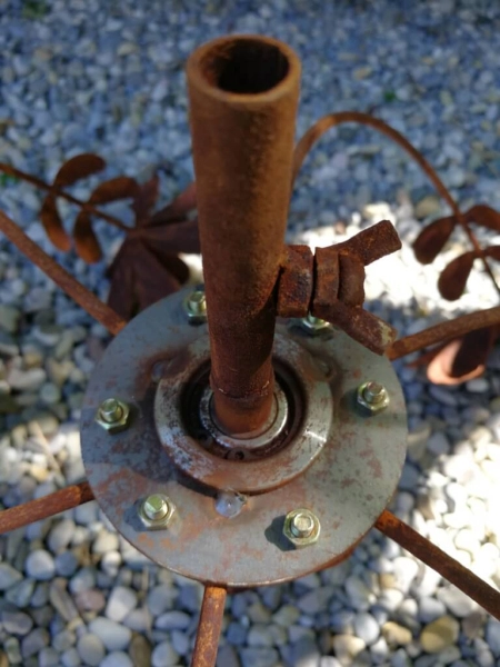 Edelrost Windrad Blütenkreisel