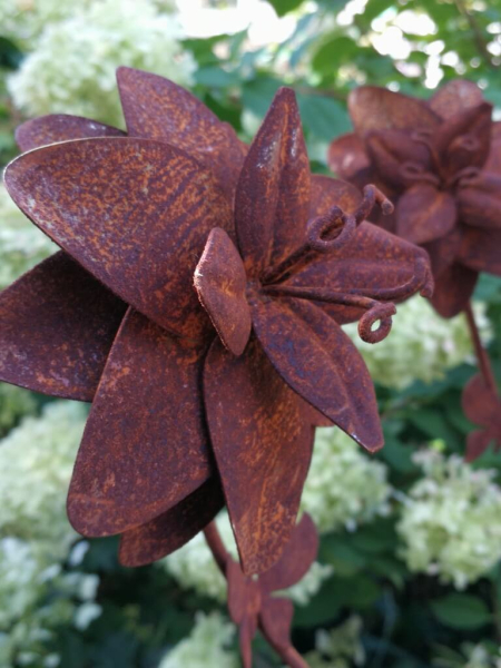 Edelrost Windrad Flowerspin mit Schmetterlingen