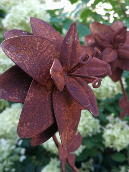 Edelrost Windrad Flowerspin mit Schmetterlingen