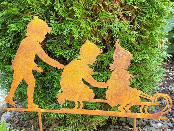 Edelrost 3 Kinder auf Schlitten