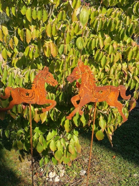 Edelrost Gartenstecker Pferd laufend, 3 Beine