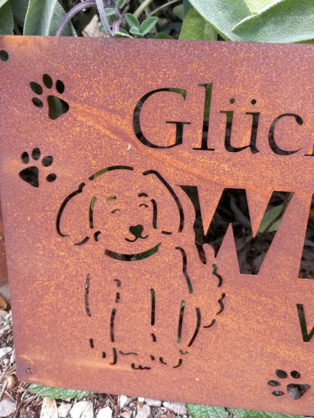 Edelrost Spruchschild Glück steht wedelnd
