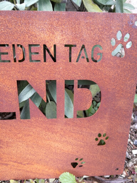 Edelrost Spruchschild Glück steht wedelnd