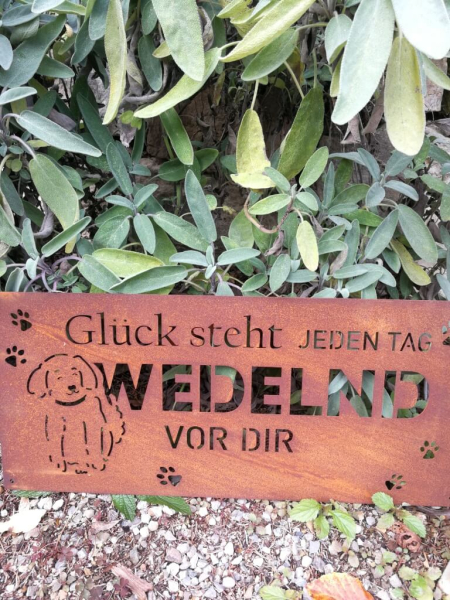 Edelrost Spruchschild Glück steht wedelnd