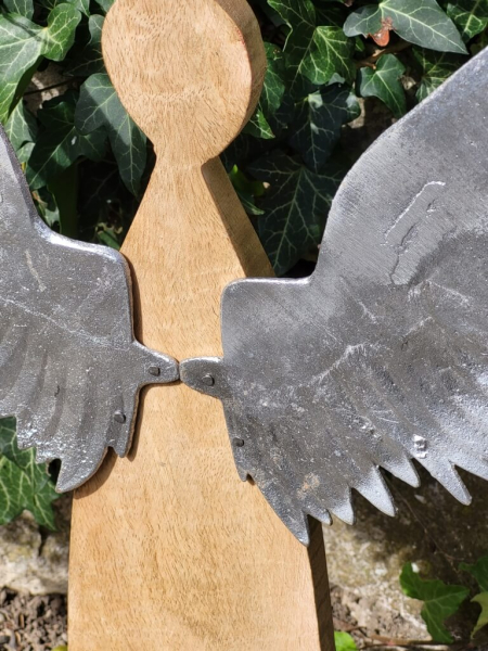 Holz Engel Artisanal, mit Metallflügel