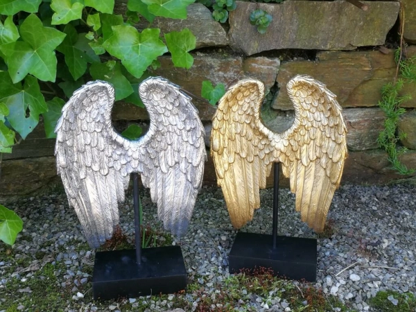 Skulptur Engelsflügel auf Podest, silber