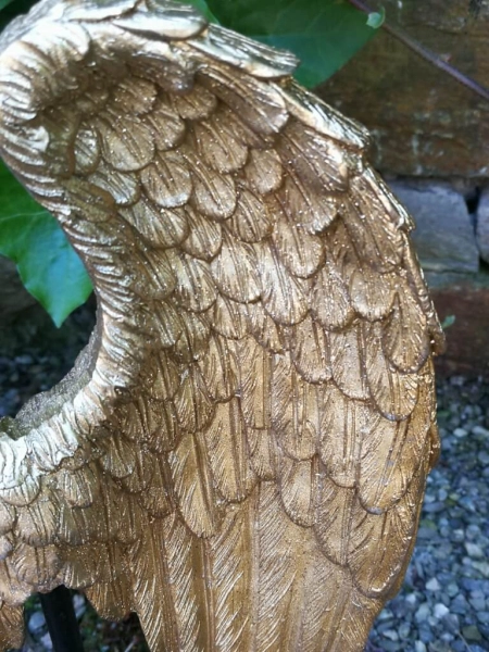 Skulptur Engelsflügel auf Podest, gold