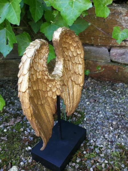 Skulptur Engelsflügel auf Podest, gold