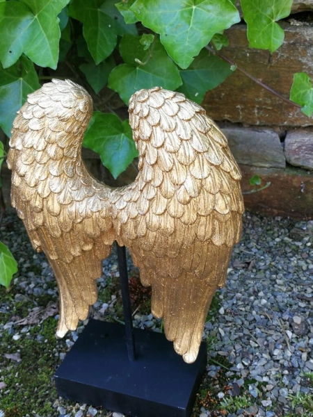Skulptur Engelsflügel auf Podest, gold
