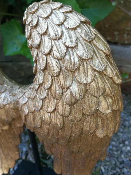 Skulptur Engelsflügel auf Podest, gold