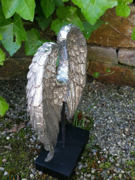 Skulptur Engelsflügel auf Podest, silber