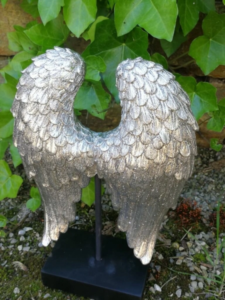 Skulptur Engelsflügel auf Podest, silber