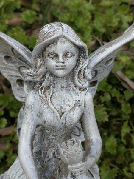 Fee Silva auf Blütenkugel, Polyresin