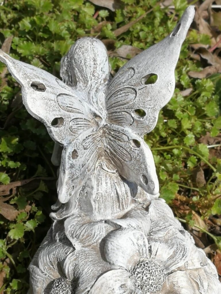 Fee Silva auf Blütenkugel, Polyresin