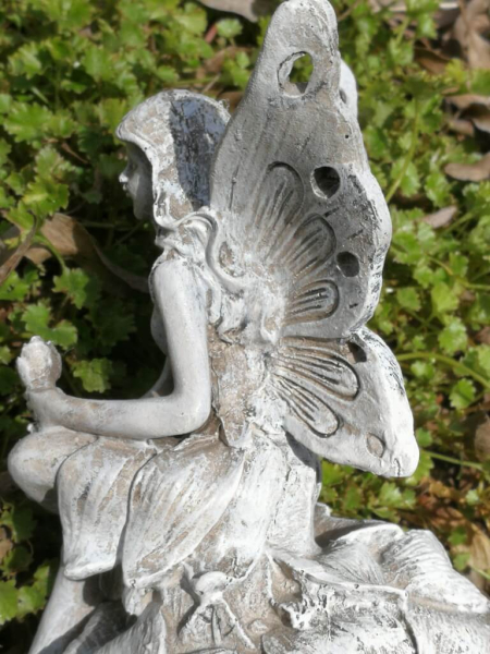 Fee Silva auf Blütenkugel, Polyresin