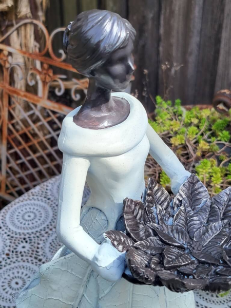Polyresin Frau Troupe mit Blätterschale, weiß