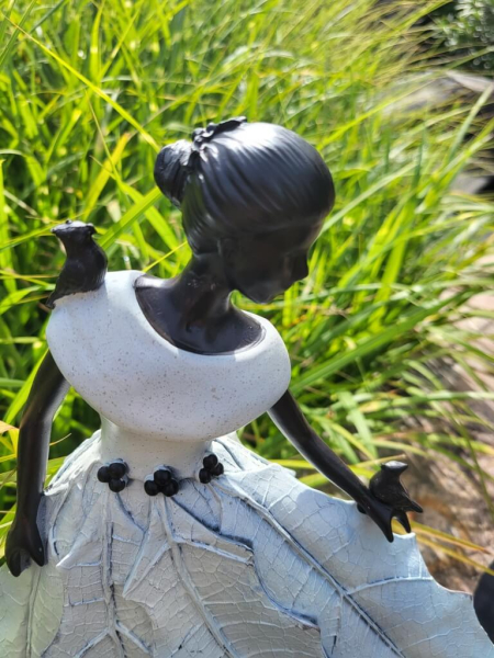 Polyresin Frau Troupe mit Vögelchen, weiß