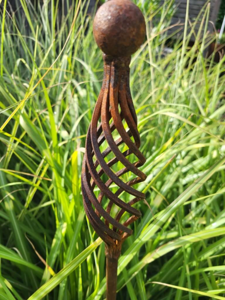 Edelrost Gartenstecker Zwirbelkugel länglich