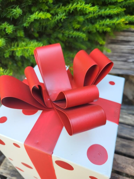 Geschenk zum Stellen weiß mit roten Punkten