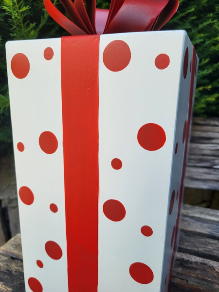 Geschenk zum Stellen weiß mit roten Punkten