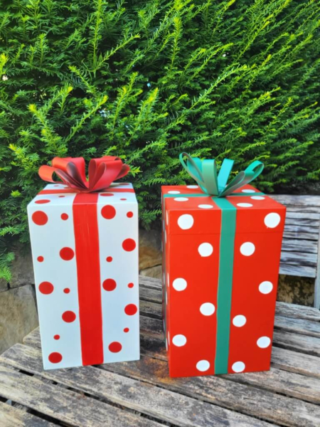 Geschenk zum Stellen rot mit weißen Punkten