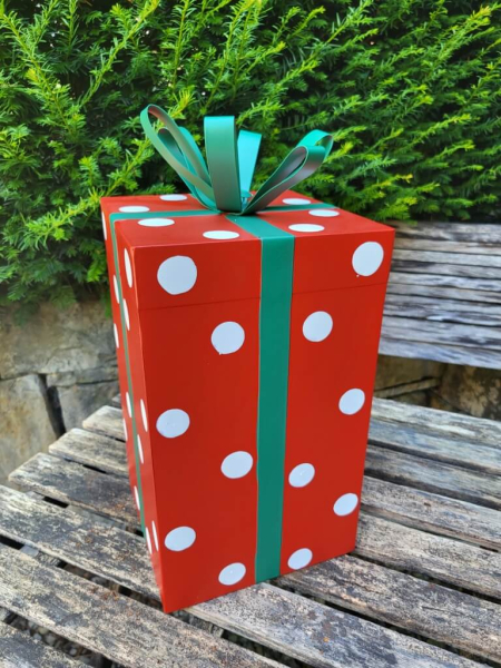 Geschenk zum Stellen rot mit weißen Punkten