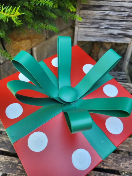 Geschenk zum Stellen rot mit weißen Punkten