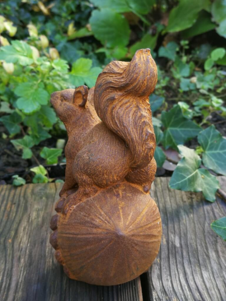 Gusseisen Eichhörnchen auf Eichel