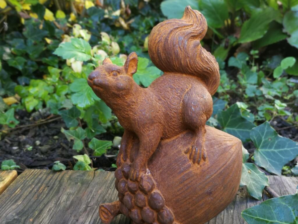 Gusseisen Eichhörnchen auf Eichel